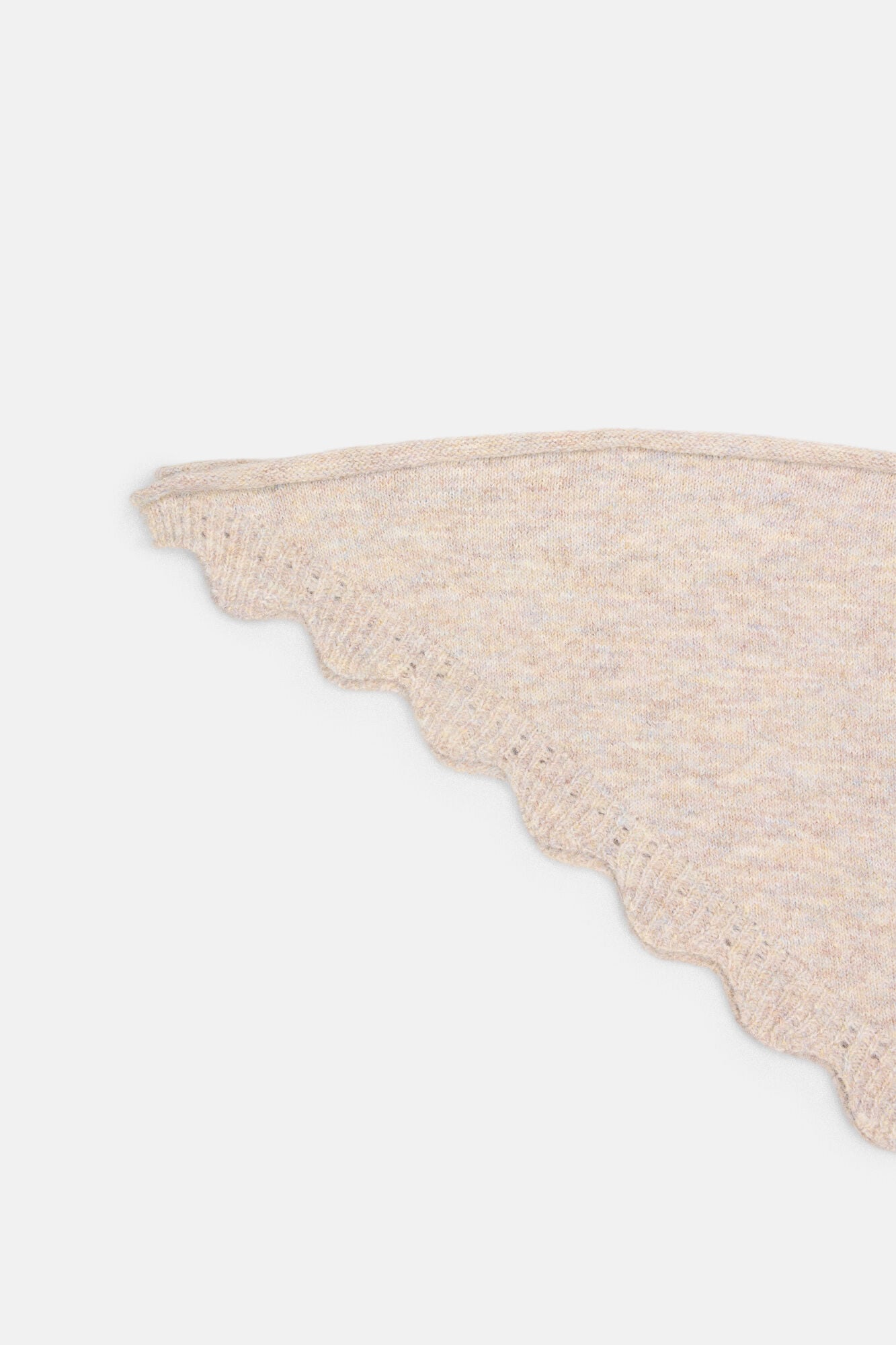 Hoss Intropia Lily. Xaile de malha com ondas