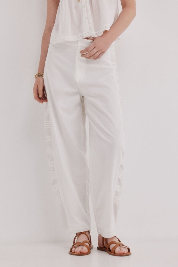 Hoss Intropia P&iacute;a. Pantal&oacute;n tiro medio bordado Blanco