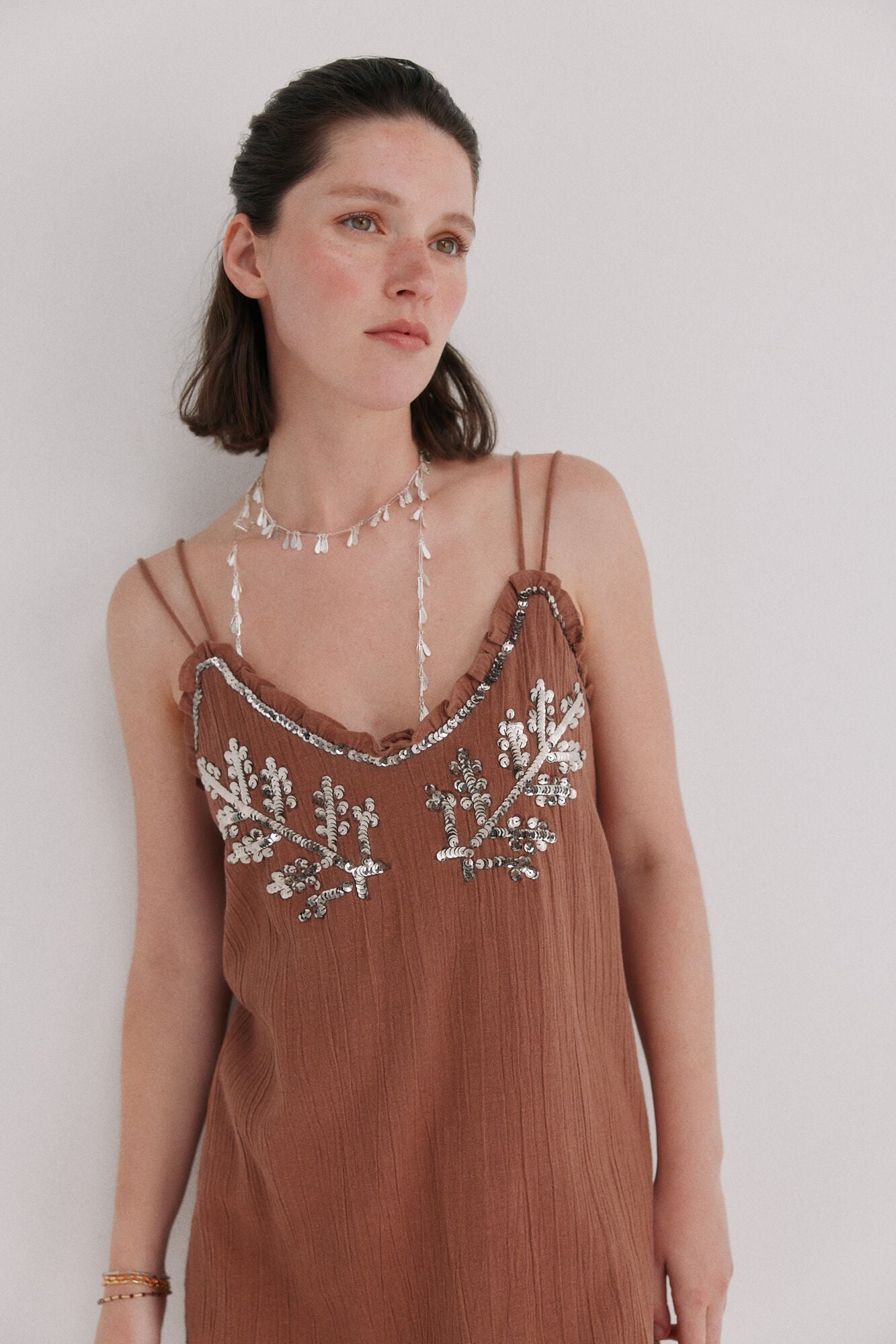 Hoss Intropia Aiora. Vestido midi flu&iacute;do