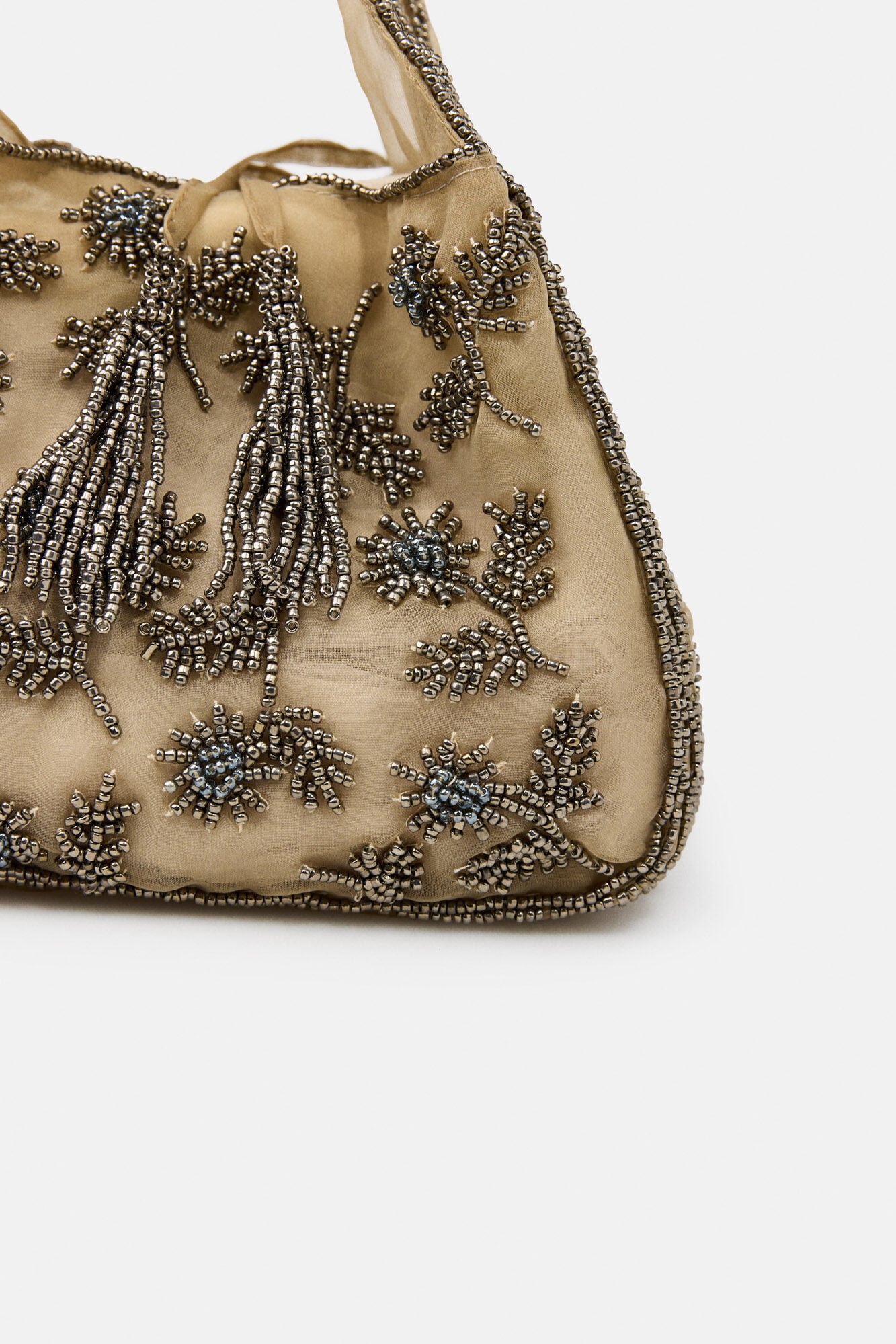 Hoss Intropia Nayara. Bolso de organza bordado