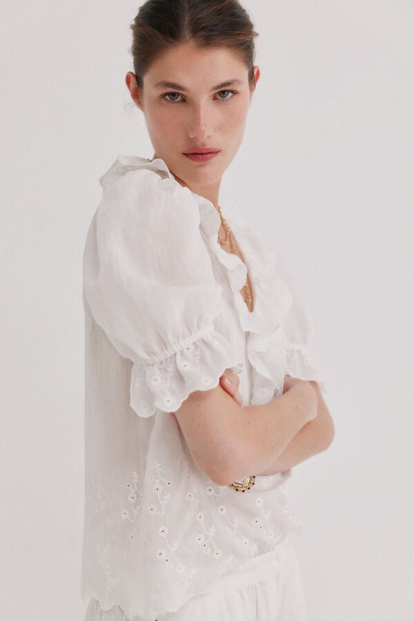 Hoss Intropia Carina. Blusa com folho Ecru