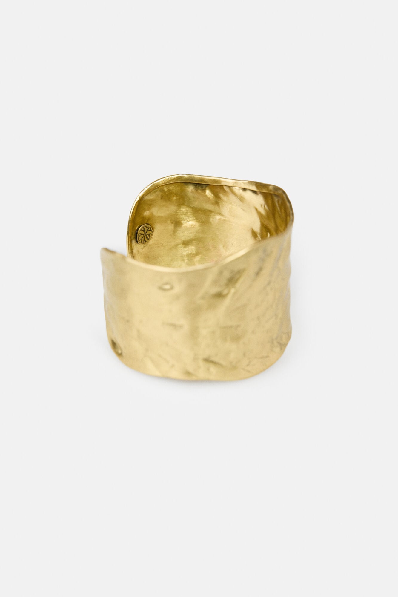 Hoss Intropia Lourdes. Brazalete ancho ba&ntilde;ado en oro